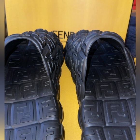 ? Fendi Men Embossed Black Cloud Bubble Slides Size UK7/8US NWB